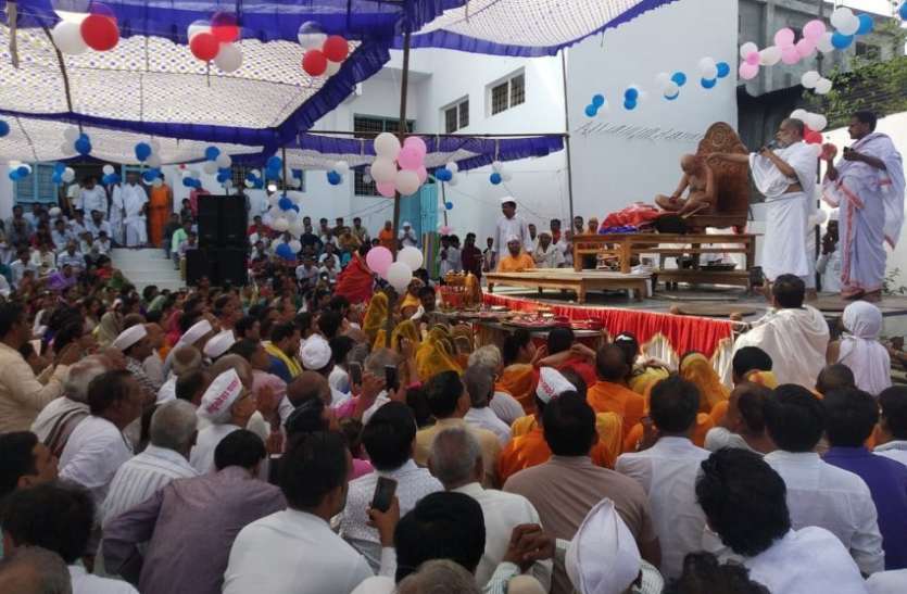 acharya vidyasagar maharaj महान जैन संत आचार्यश्री विद्यासागर महाराज पहुंचे तेंदूखेड़ा, जानिए किस ओर कर रहे विहार