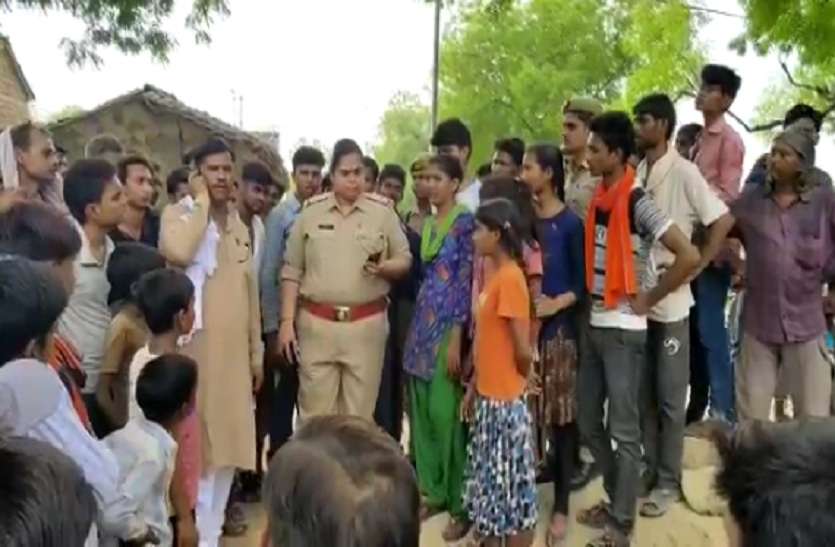 Road block about Village problems गांव में फैली गंदगी से परेशान लोगों ने की सड़क जाम, मचा हड़कम्प