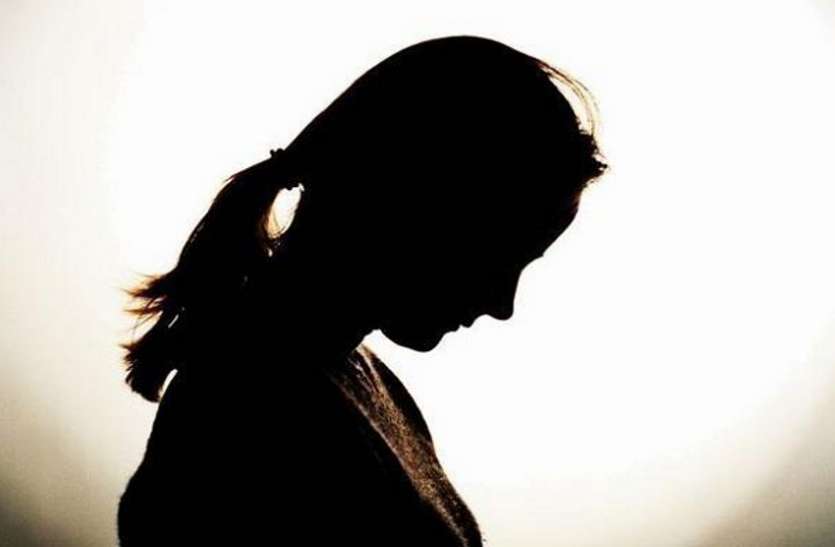 women पति की मौत के बाद ससुर ने बहु के साथ किया ऐसा बर्ताव की...