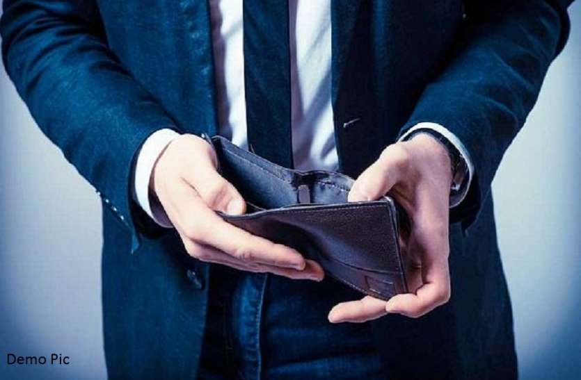 empty purse Video: अगर पर्स में नहीं रुकते हैं रुपये तो करें यह उपाय