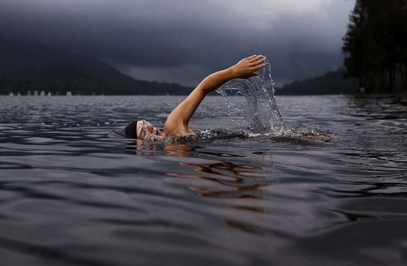 swimming in the ocean increases the risk of infection समुद्र में तैरने से लोगों को हो रही है बीमारी, जानें सनस्क्रीन का इस्तेमाल करने से क्यों मना कर रहे हैं शोधकर्ता