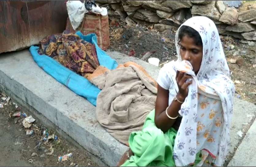 against funeral in village अंतिम संस्कार के लिए पिता का शव लेकर घंटों बैठी रही बेटी, लेकिन मदद के लिए कोई आगे नहीं आया..