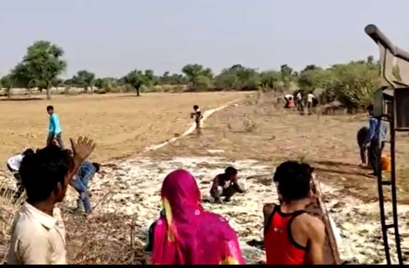 Watch Viral Video ghee tanker overturned people filled bucket | राजस्थान  में यहां पलटा 'घी' का टैंकर, बाल्टियां भर-भरकर ले गए लोग, देखें Viral Video  | Patrika News