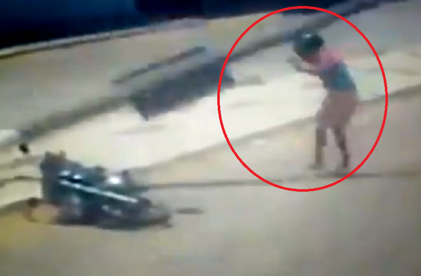 road accident सिर पर पहने हेलमेट ने इस शख्स की दो बार बचाई जान, वीडियो हो गया वायरल