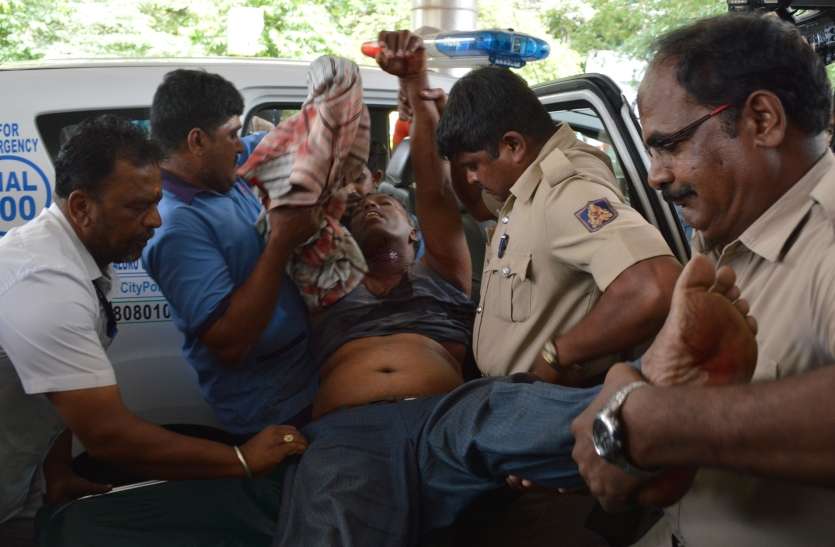 Karnataka News Suicide attempt: सफाईकर्मी ने जैसे ही खोला शौचालय का दरवाजा तो अंदर का दृश्य देख कर खड़े हो गए रोंगटे