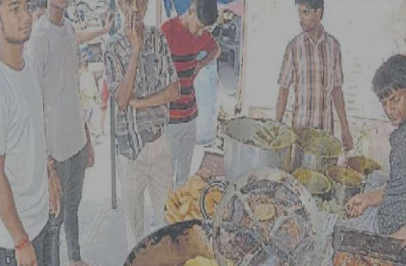Aligarh Kachori Wala छोटी सी दुकान में कचौड़ी बेचने वाला निकला करोड़पति, सालाना टर्न ओवर जानकर आप भी रह जाएंगे हैरान