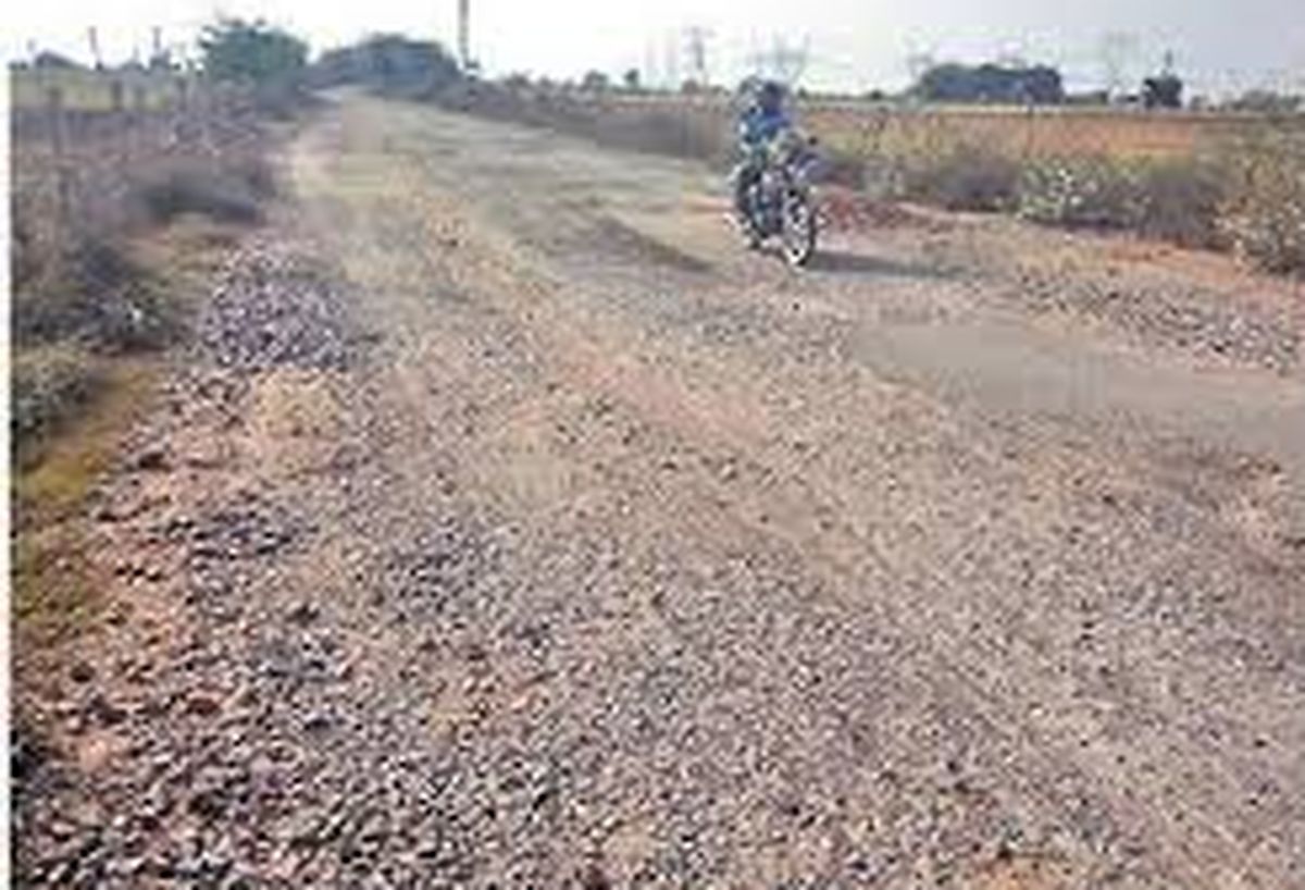 udaipur सरकारी बेरूखी: 3 किमी सड़क पर 8 माह में पड़ी 3 डंपर गिट्टी