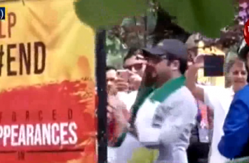 Pakistani cricket fans tear posters of Baloch activists पाकिस्तानी क्रिकेट फैन्स ने फाड़ा बलूच का पोस्टर, लंदन में मैच के बाद सामने आया वीडियो