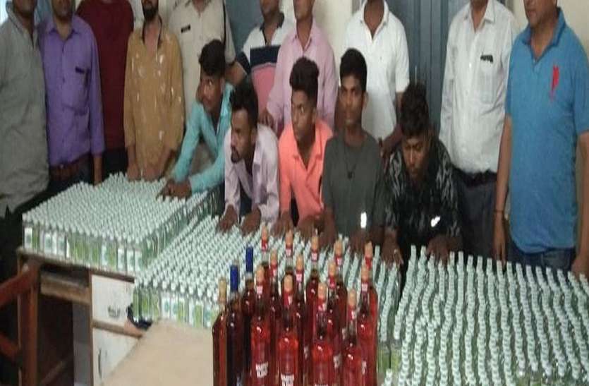 surat photo चेन पुलिंग कर हावड़ा-पोरबंदर एक्सप्रेस से उतर रहे छह जने शराब के साथ पकड़े गए