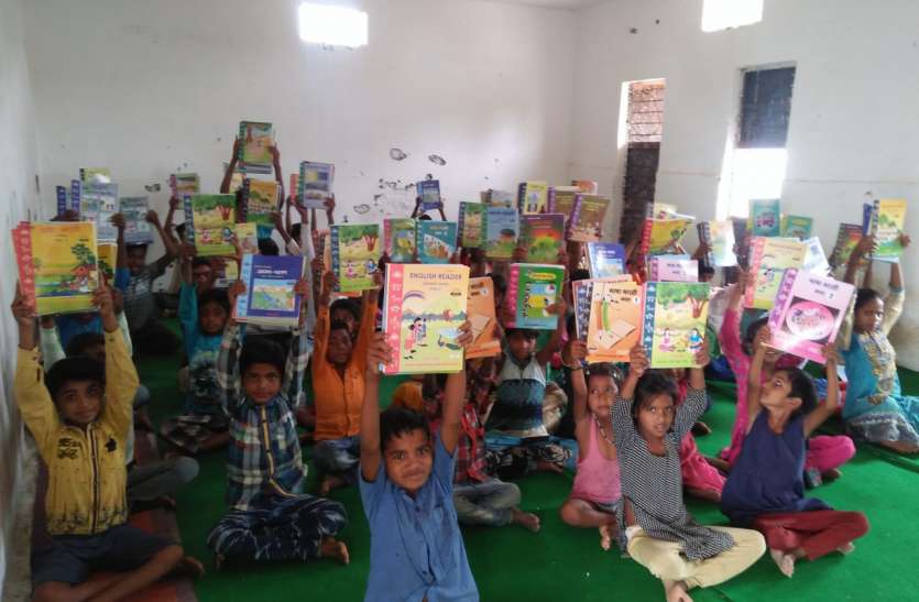Celebrated festival, children welcome Tilak मनाया गया प्रवेशोत्सव, तिलक लगाकर बच्चों का किया स्वागत