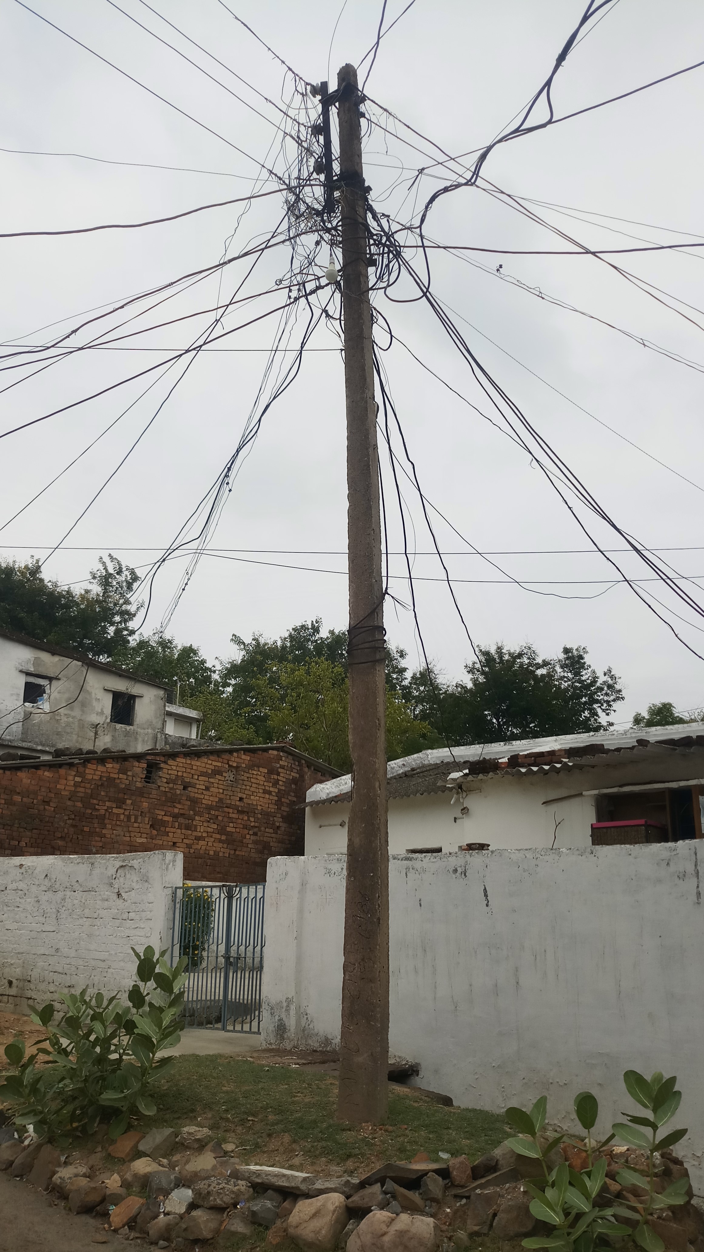 Electric pole लापरवाही ऐसी की कभी भी हो सकता बड़ा हादसा