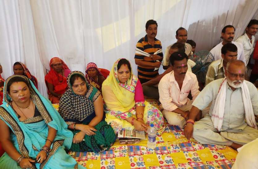 Councilor sitting on hunger strike for list सूची के लिए आमरण अनशन पर बैठे पार्षद, पार्षदों को नगरपालिका अध्यक्ष सहित जिला पंचायत सदस्यों का मिला समर्थन