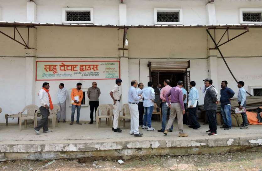 The game does not stop here to store non-standard commodities यहां नहीं थम रहा अमानक जिंसों को भंडारित करने का खेल