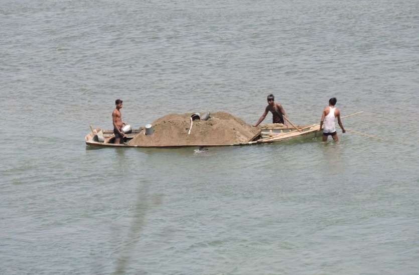 Death wells made from sand mining in Narmada river नर्मदा नदी के घाटों में बना दिए हैं मौत के कुएं, इन जगहों पर स्नान करने पर बरतें सावधानी