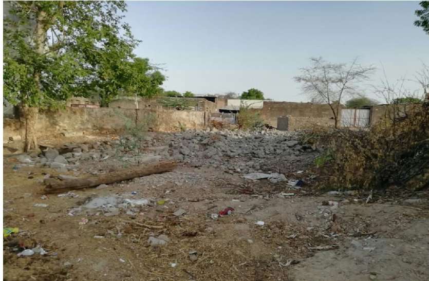 water tank पानी की टंकी गिराने के एक साल बाद भी शुरू नहींं हुआ निर्माण, पानी के लिए तरस रहे ग्रामीण