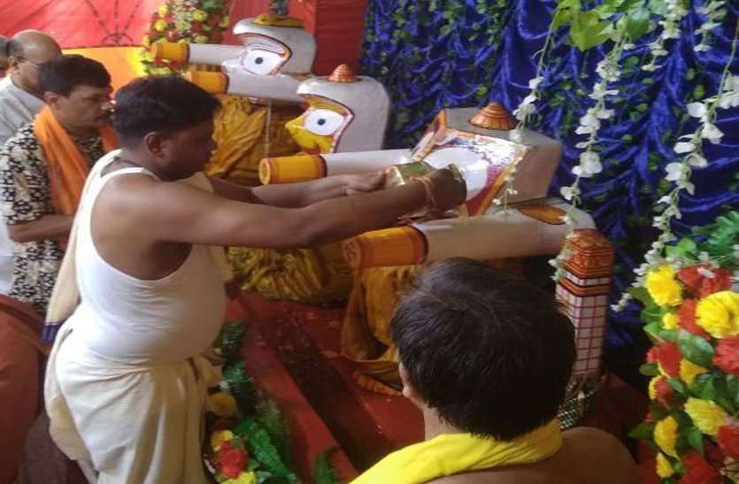 Lord jagannath बीमार हैं महाप्रभु जगन्नाथ, अणसर भवन में आंखें बंद कर उल्टा लेटे, भोग की बजाय पी रहे काढ़ा
