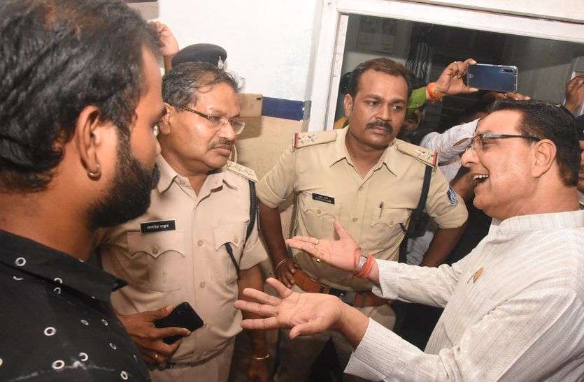 police lathi charge