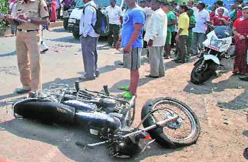 Road accident Bhilai आधी रात शरारती युवकों का पीछा कर रहे कांस्टेबल की बाइक पत्थर से टकराई, दो घायल, एक ICU में