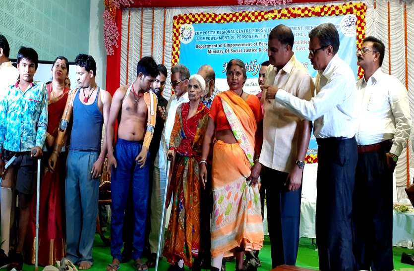 Rajnandgaon crc Video: इस अनोखे कार्यक्रम में जब लोगों को मिले हाथ और पैर, तो नजारा देख भर आई हर किसी आंख