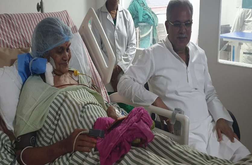 CM bhupesh baghel छत्तीसगढ़: आने वाले 72 घंटे सीएम की मां के लिए बेहद नाजुक, इलाज करने दिल्ली से पहुंची टीम