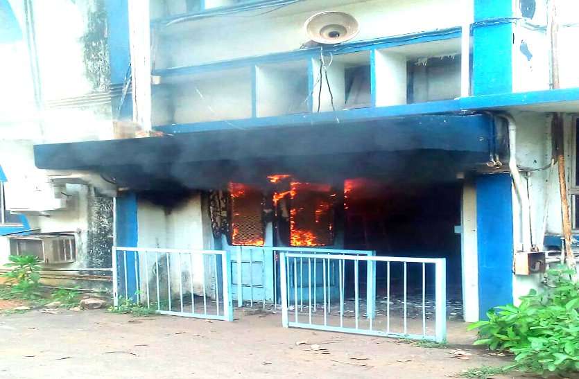 bhilai steel plant भिलाई स्टील प्लांट में लगी भयंकर आग, छत पर सीढ़ी लगाकर फायर फायटरों ने बचाई कर्मियों की जान