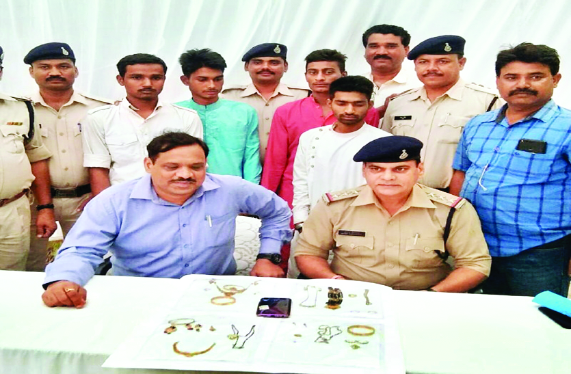 news मंकी मैन गिरोह गिरफ्तार, बड़ी चालाकी से चलती ट्रेनों में झपटते थे मोबाइल पर्स