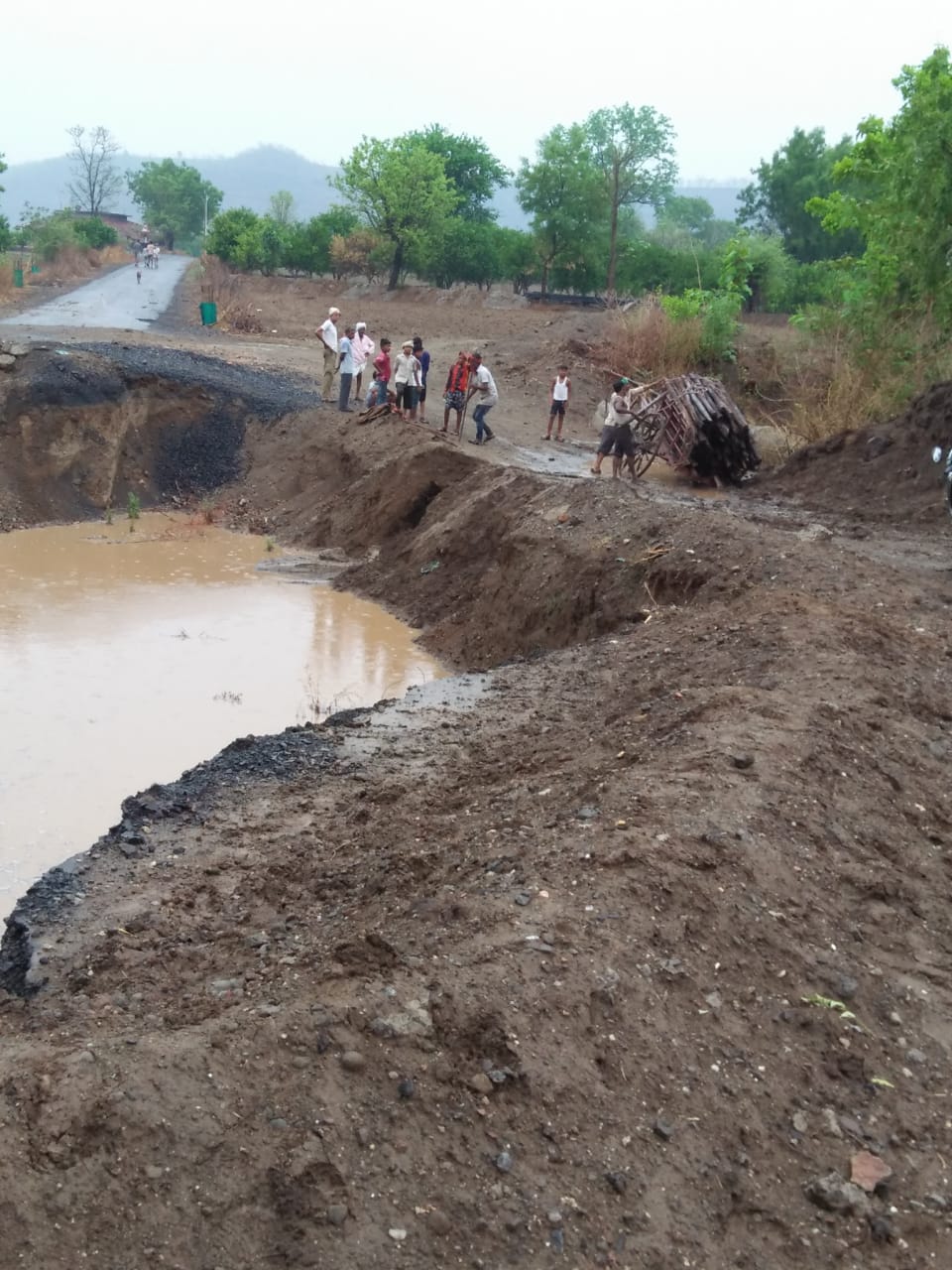 Trouble गड्ढे खोदकर छोड़ दिए अधूरे, अब बढ़ेगी राहगीरों की परेशानी