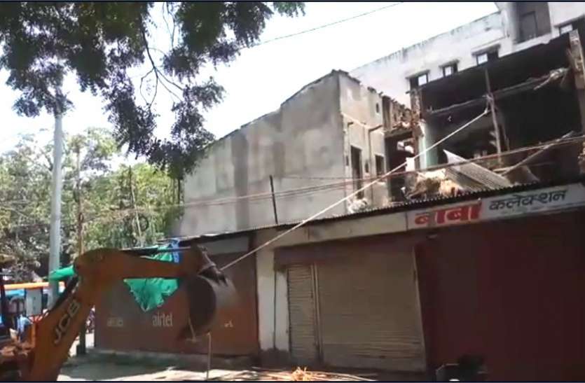 indore VIDEO : जेसीबी से खींचा मकान, दो बार टूटी रस्सी, गुस्साए रहवासी बोले- मजबूत मकान क्यों तोड़ रहे हो...