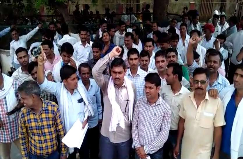 Gram Panchayat assistants in tonk 690 ग्राम पंचायत सहायकों को मौखिक आदेश देकर हटाया, विरोध में कलक्ट्रेट में हुआ प्रदर्शन