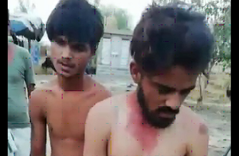 Mob Attack on Boys बर्थ-डे पार्टी में लड़कियों ने बाहर से बुलाए लड़के तो ग्रामीण भड़के, अर्धनग्न कर लात-घूसों से पीटा, वीडियो किया वायरल