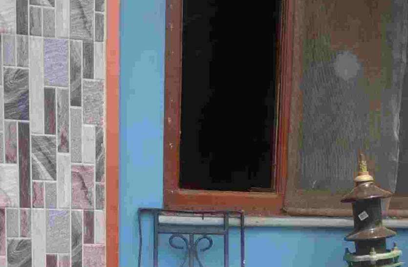 Pratapgarh खिडक़ी तोड़ी, कमरे के लगाई सांकल और 10 लाख रुपए के आभूषण चोरी