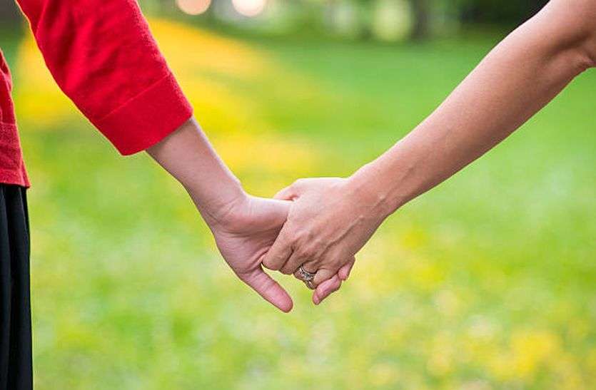 Homosexual Girl Live In Relation With Another Girl In Alwar अलवर : पति को छोड़ लिव इन में युवती के साथ रह रही महिला, पुलिस थाने लाई तो दोनों शादी पर अड़ी