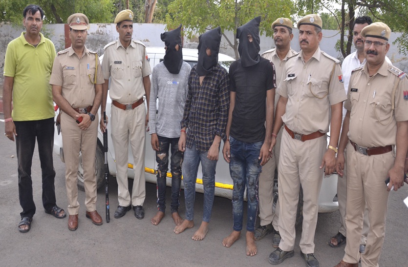 bharatpur Bharatpur news: हथियार दिखा कैब चालक से लूटी कार, नाकाबंदी में पकड़े गए