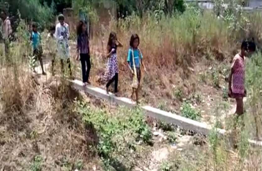 Jar village इस गांव में जाने के लिये सड़क तक नहीं, खेतों से गुजरते ग्रामीण, देखें वीडियो
