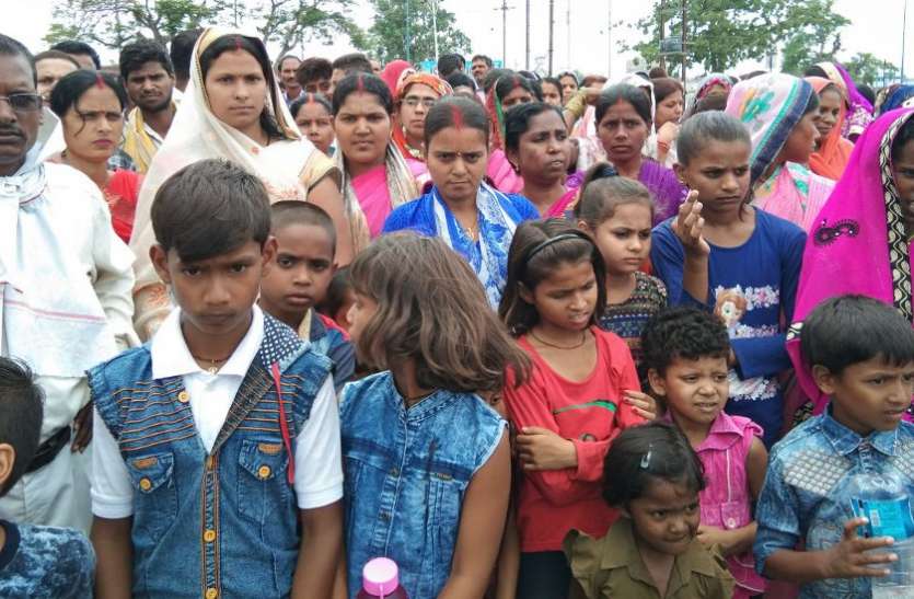 Hundreds of victims tried to get justice from Singrauli collector बरसात के मौसम में कंपनी कर रही बेघर, परिवार सहित गुहार लगाने कलेक्ट्रेट पहुंचे पीडि़त, जानिए क्या है पूरा मामला