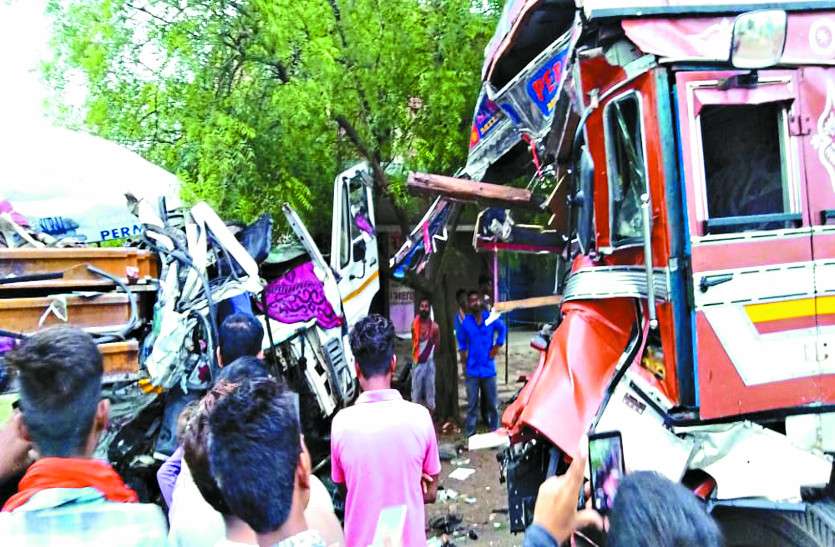 accident news ट्रक-ट्रेलर की आमने-सामने हुई ऐसी भिड़ंत की गाड़ियों के उड़ गए परख्च्चे, दोनों ड्राइवरों की दर्दनाक मौत