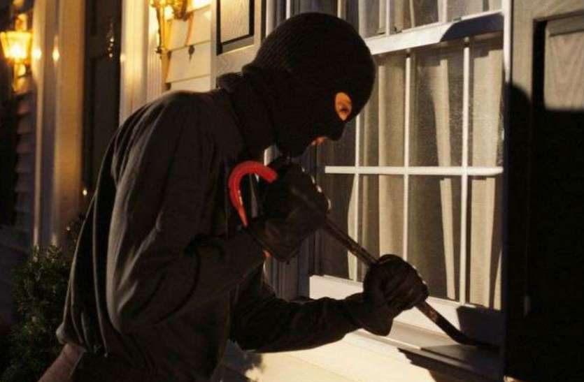 Thief caught घर में चोरी कर रहे थे दो चोर, तभी हुआ कुछ ऐसा कि उड़ गए होश ...