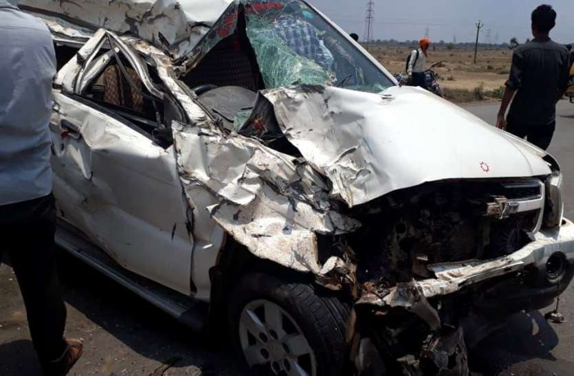 NH 75 satna big accident 2 dead 6 serious in sitpura road accident रांग साइड से आई बस कार से भिड़ी, 2 की मौत, 6 घायल, पीछे आ रहा मालवाहक भी पलट गया