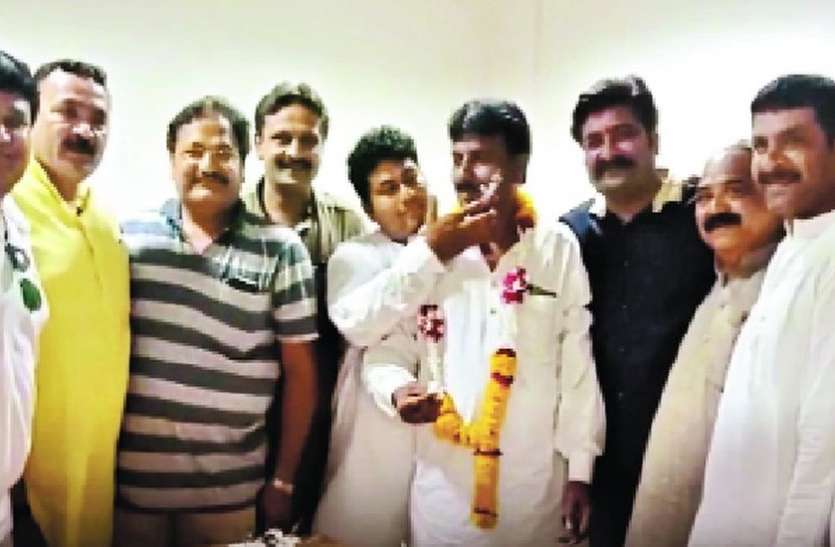 birthday कलेक्टर न्यायालय में केक काटकर कांग्रेस नेता ने मनाया जन्मदिन, चुपचाप तमाशा देखते रहे अफसर
