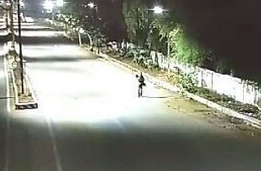CCTV footage सीसीटीवी में मासूम को उठाकर ले जाते दिखा दुष्कर्म का आरोपी