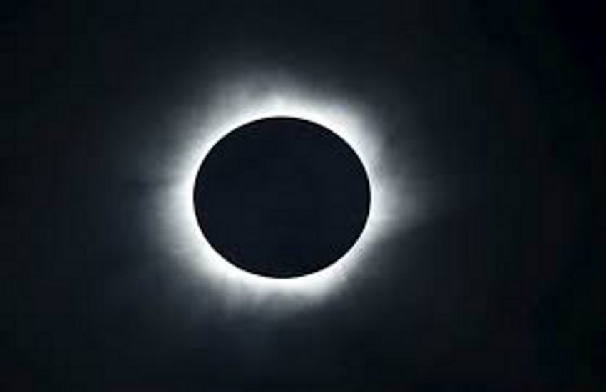 Lunar eclipse will occur in these zodiac signs in July इन राशियों पर जुलाई में पड़ने वाले चंद्रग्रहण का रहेगा असर, इतने बजे तक होगा पूजन