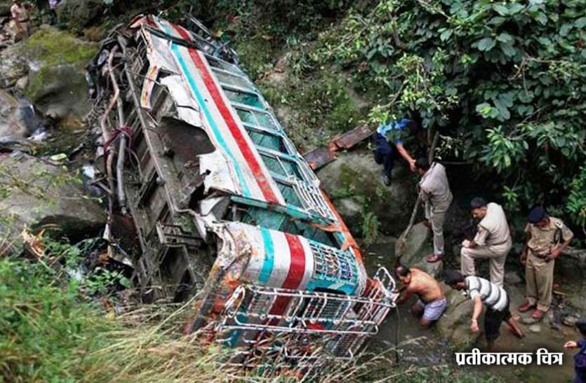 bus accident जम्मू-कश्मीर: शोपियां में बड़ा सड़क हादसा, बस के खाई में गिरने से 11 की मौत