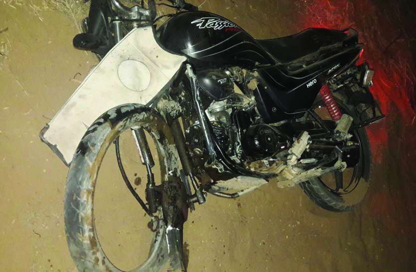 bike slipped accident पुल पर बाइक फिसलने से सवार तीन युवक उछले, दो की दर्दनाक मौत, एक गंभीर घायल