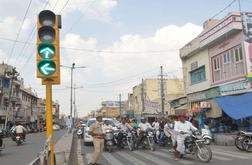 keep track of traffic signal किशनगढ़ आओ तो ट्रेफिक सिग्नल का रखे ध्यान