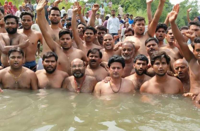 satyagrah कुशीनगर एयरपोर्ट के लिए शुरु हुआ जलसत्याग्रह, कांग्रेस विधानमंडल दल के नेता समेत कर्इ दिग्गज उतरे पानी में