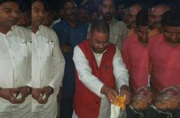 Swami Prasad Maurya Convinced Amar Bahadur Maurya Family for Funeral मोती सिंह हुए नाकाम, स्वामी प्रसाद मौर्य ने अमर बहादुर मौर्य के परिवार को अंतिम संस्कार के लिये मनाया