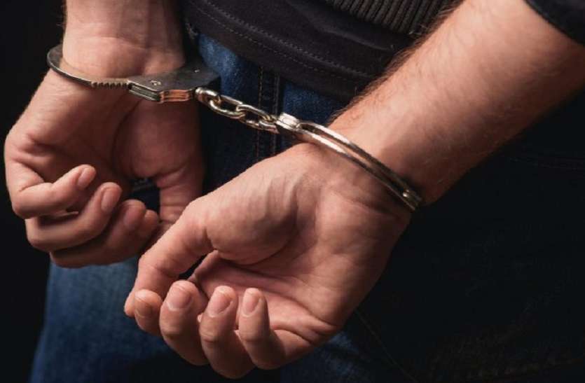 Beating, threaten, two arrested, young man beaten, crime news Beating : घर के सामने युवक से को पीटा, दो गिरफ्तार