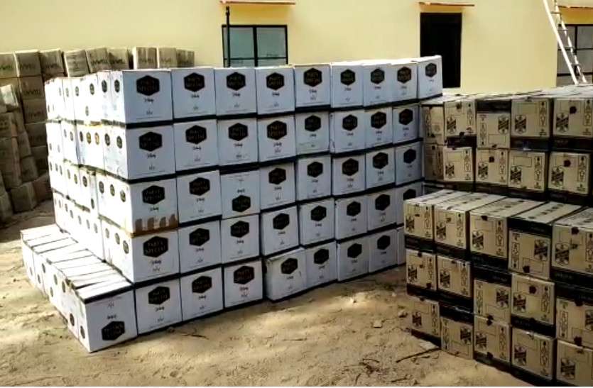illegal liquor in jaipur ट्रक में पानी की बोतलों के नीचे छिपाकर रखी थी 40 लाख की अवैध शराब, हुई जब्त