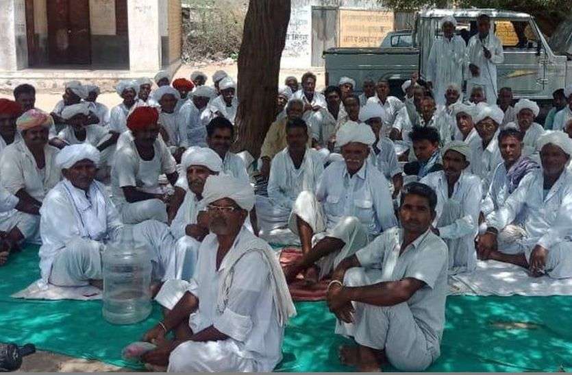 Insurance claim for farmers यहां इसलिए सड़कों पर उतरे किसान, मांग रहे उनका हक
