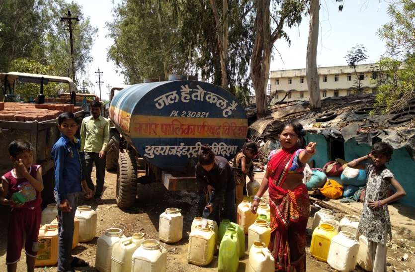 news water problem : बारिश नहीं होने से टैंकरों के पानी से बुझाई जा रही प्यास